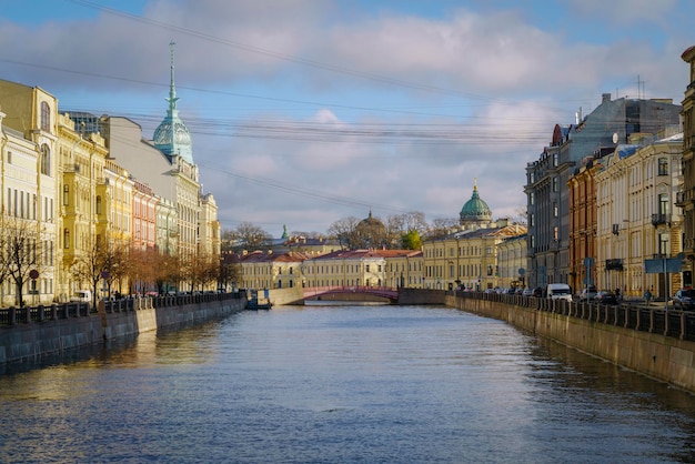 Terraplén del río Moika y el Puente Rojo de San Petersburgo, Rusia