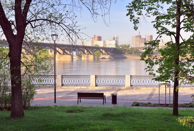 El terraplén del río Ob en Novosibirsk La vista desde el parque en Michael the terraplén