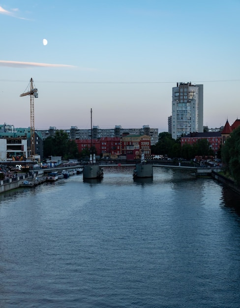 Terraplén río Pregol con vistas a la isla Kant ciudad Kaliningrado Rusia keninsberg turismo de verano en rusia orden agua mar puerto barco agua contra el telón de fondo de la puesta del sol aniversario kant kaliningrado