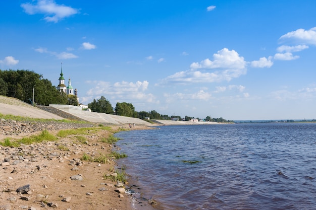 Terraplén del río Suhona y la iglesia de San Nicolás en verano. Veliky Ustyug. Rusia