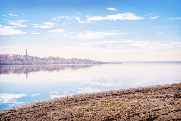 Terraplén del río Volga Arroyo Tsybikhinsky y reflejos paisaje primaveral Kineshma