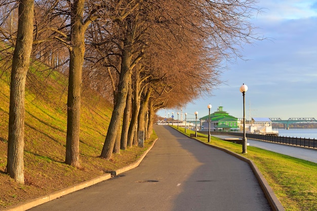 Terraplén del río Volga por la mañana