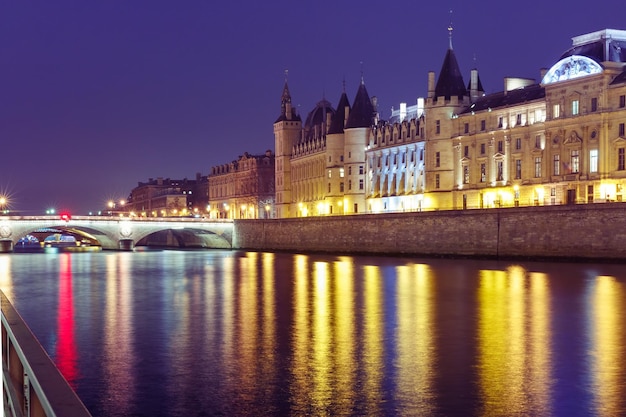 Terraplén del sena la ile de la cite y conciergerie en la noche parís francia