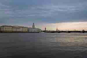 Foto el terraplén de la universidad del río neva en una mañana de primavera en san petersburgo, rusia