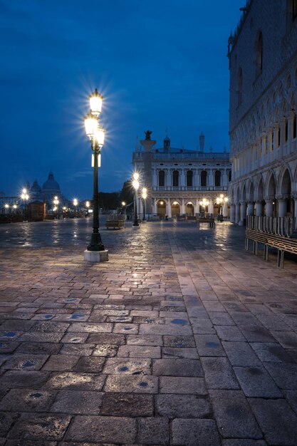 Terraplén de Venecia Italia en la noche temprano en la mañana Farola histórica en el paseo marítimo