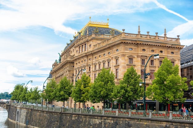 Terraplenagem de praga em um dia de verão. panorama da cidade. belos edifícios.