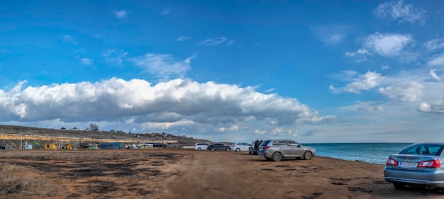 Foto terraplenagem de uma praia suburbana no mar negro