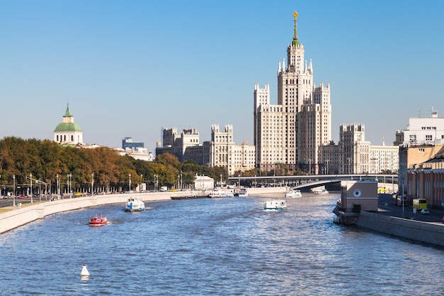 Terraplenes Río Moskva y torre en Moscú