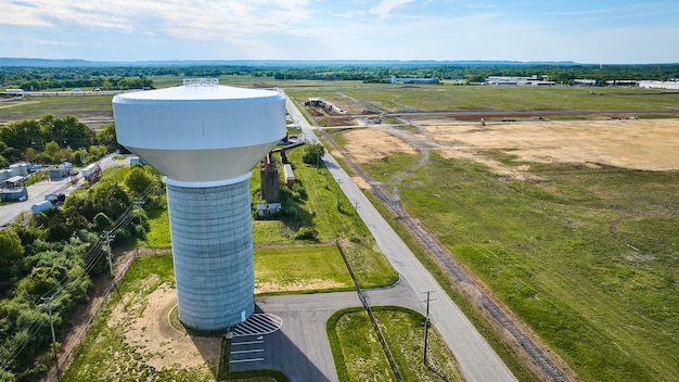 Terras agrícolas aéreas campos agrícolas torre de água branca edifícios abandonados silos