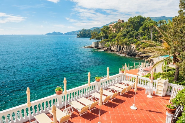 Terrasse mit Liegestühlen mit Meerblick. Schöne Sommerlandschaft an der ligurischen Küste, Italien