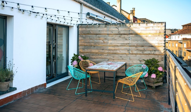 Terrasse mit Tisch und Stühlen