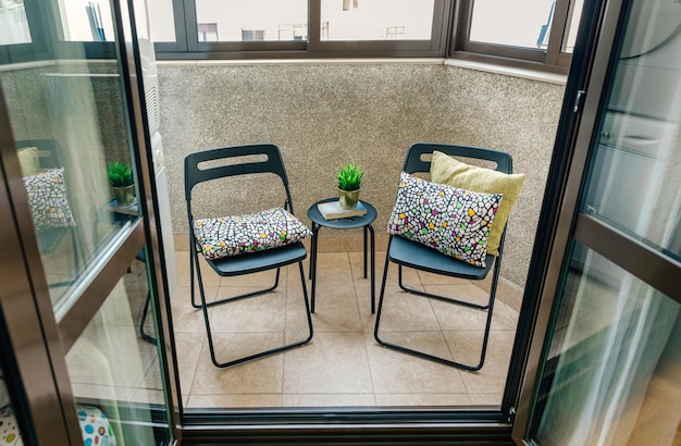 Foto terrasse mit zwei stühlen und einem kleinen tisch