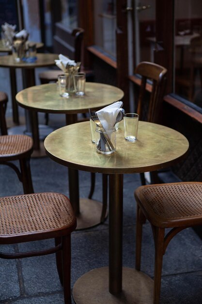 Terrasse und Fenster eines Pariser Cafés