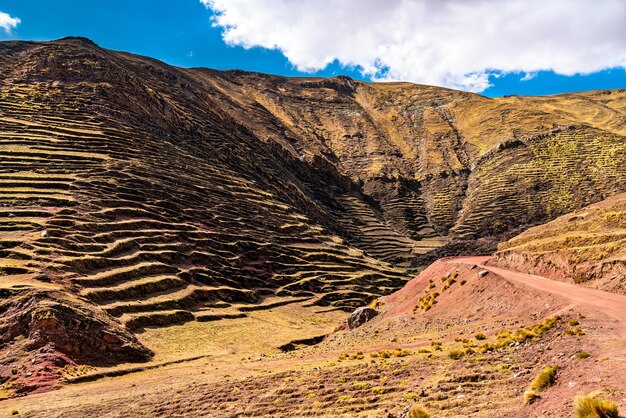 Terrassenförmige Berge bei Palccoyo in Peru