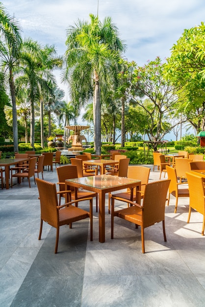 Terrassenstuhl und Tisch im Café Restaurant