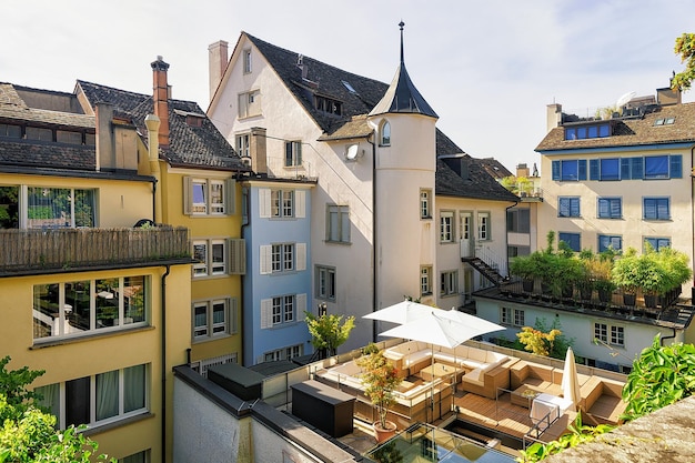 Terraza abierta en la calle, centro de la ciudad de Zúrich, Suiza.