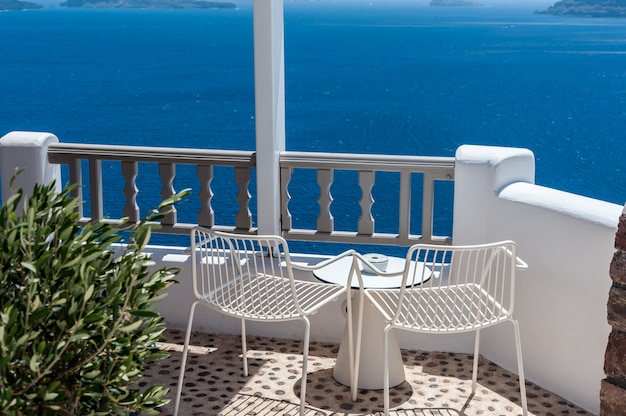 Terraza con dos sillas en santorini.