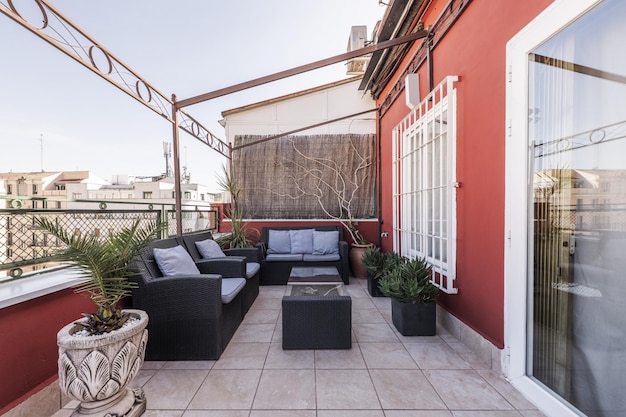 Foto la terraza es un área abierta plana abierta externa, ya sea en un paisaje como un parque o jardín cerca de un edificio o como una terraza en un techo plano.