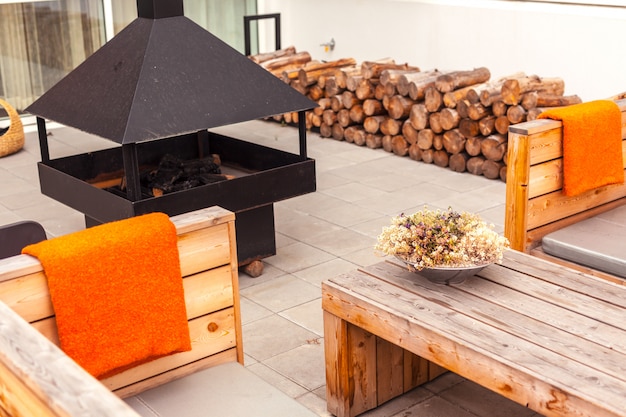 Terraza exterior del restaurante con muebles de madera.