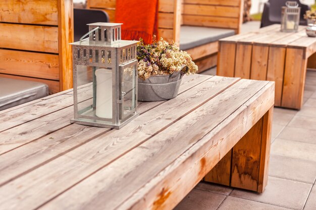 Terraza exterior del restaurante con muebles de madera.