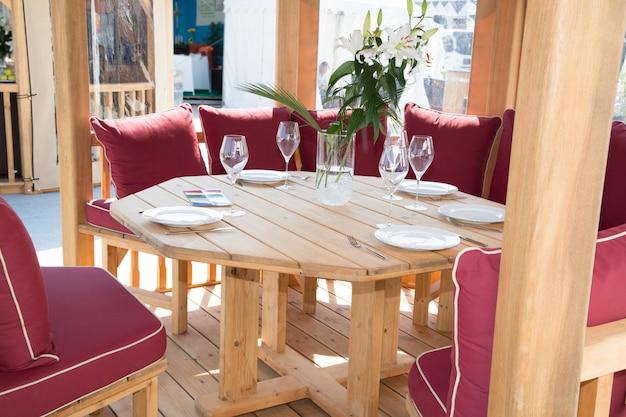 Terraza exterior típica de verano Mesas y sillas listas para comer