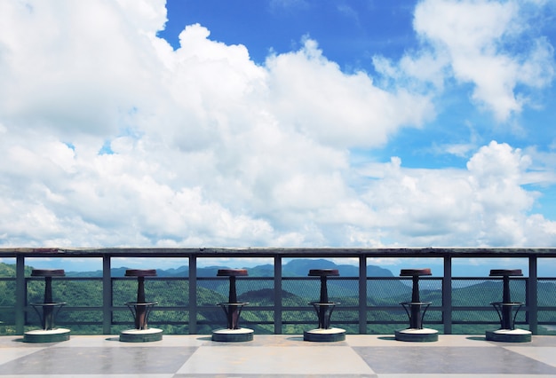 Terraza con hermosa vista del cielo y las montañas.