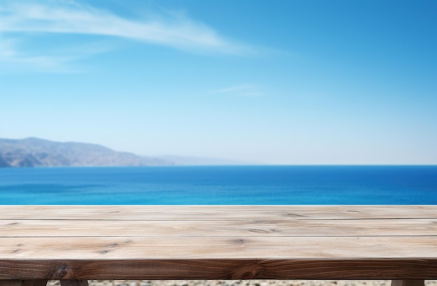 Terraza de madera con playa en segundo plano.