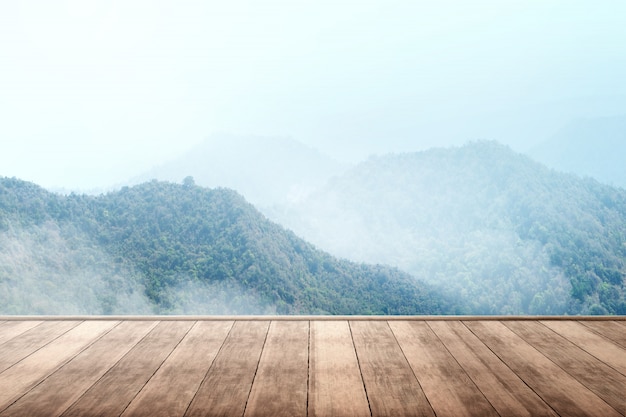 Terraza de madera con vista a la montaña.