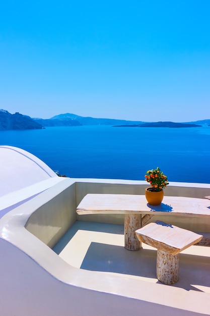 Terraza con mesa sobre el mar, Santorini, Grecia