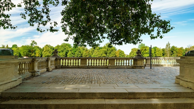 Terraza a orillas del lago del Retiro de Madrid para pasear y descansar.