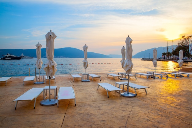 Terraza con parasoles plegados al atardecer, Tivat, Montenegro