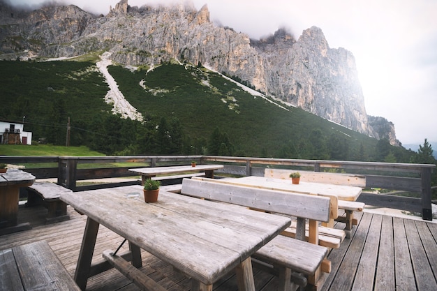 Terraza en la Pozza Di Fassa, montañas Dolomitas, Italia