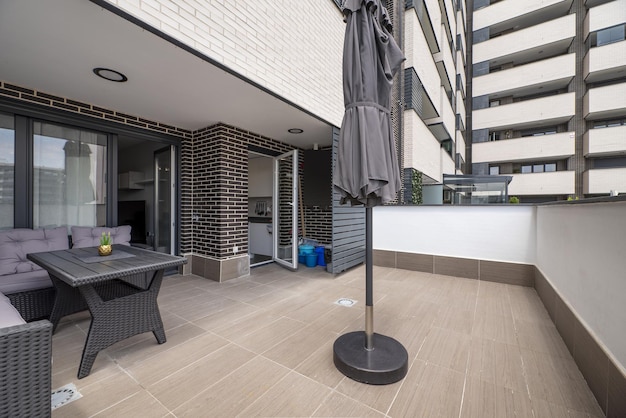 Terraza solarium de una casa con suelos de madera