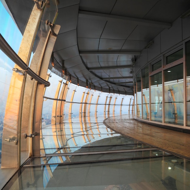 Terraza transparente en un edificio alto