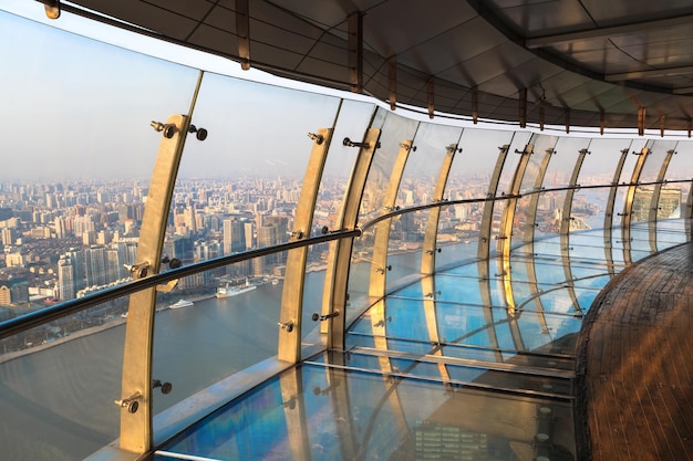 Terraza transparente con panorama de shanghai en un edificio alto