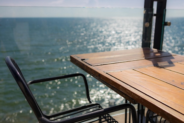 Terraza de verano con elegantes muebles de exterior de moda en un lujoso destino turístico