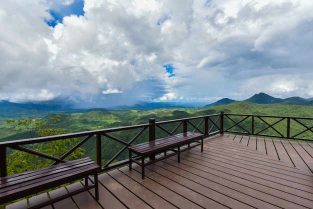 Foto terraza en vista bosque de la montaña banco de paisaje en el balcón al aire libre increíble naturaleza