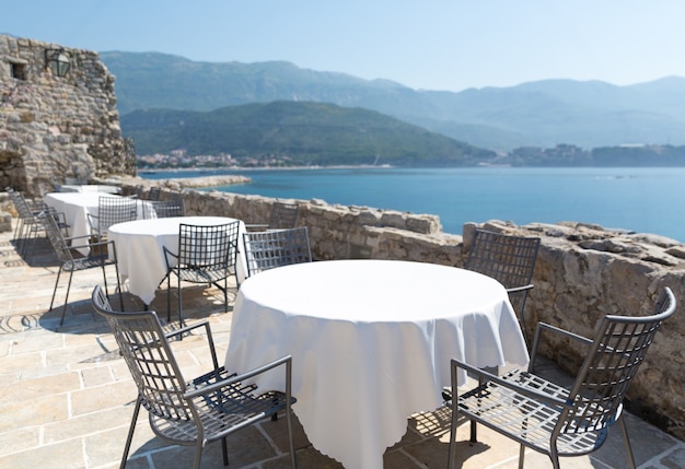 Terraza con vistas al mar del hotel de lujo de Montenegro con vistas a la montaña
