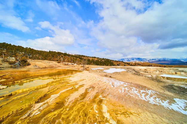 Terrazas de aguas termales de Yellowstone en invierno