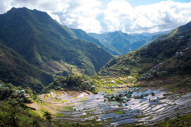 Terrazas de arroz Batad en las Cordilleras del norte de Filipinas durante la temporada de lluvias imagen de fondo con espacio de copia para el texto