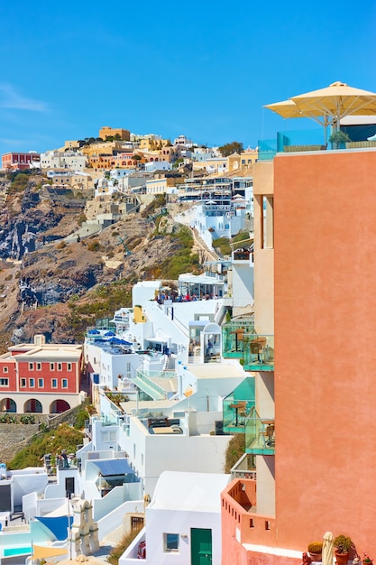 Terrazas de la ciudad de Fira en Santorini en Grecia. Paisaje griego