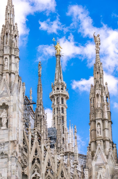 Terrazas góticas en la azotea del Duomo de Milán en Italia