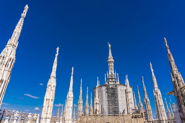 Terrazas góticas en la azotea del Duomo de Milán en Italia