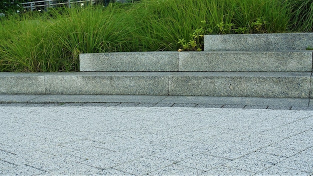 Terrazas de granito de un macizo de flores en el parque