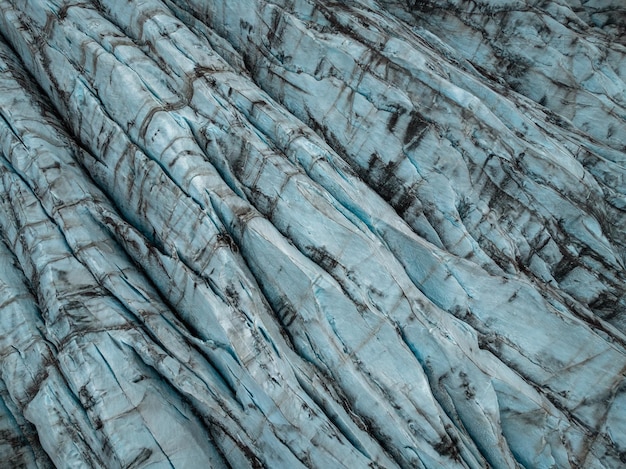 Terrazas de hielo de la lengua del glaciar superficie áspera con patrón de grietas vista aérea