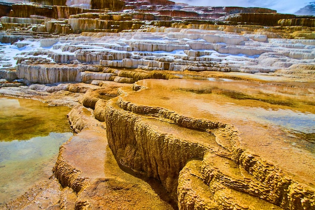 Terrazas termales humeantes y nevadas de cerca en Yellowstone