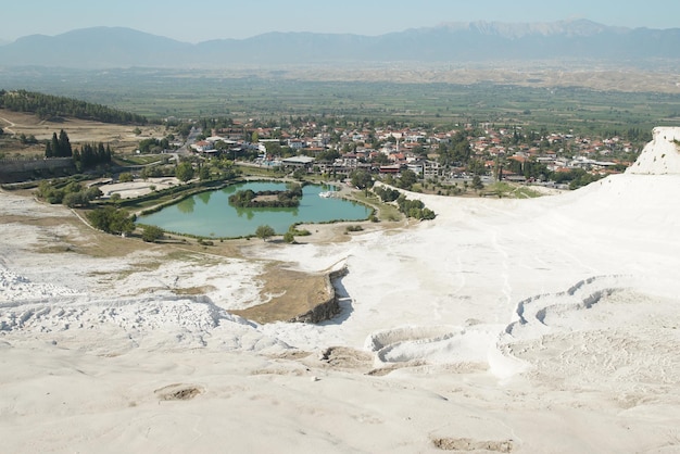 Terrazas de travertino en Pamukkale en Denizli Turkiye