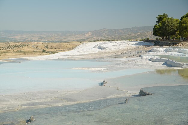 Terrazas de travertino en Pamukkale en Denizli Turkiye