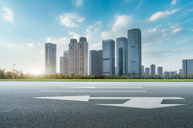 Terreno de carretera y horizonte de paisaje arquitectónico moderno de la ciudad china