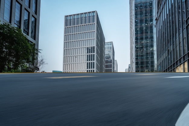 Terreno de carretera y horizonte de paisaje arquitectónico moderno de la ciudad china